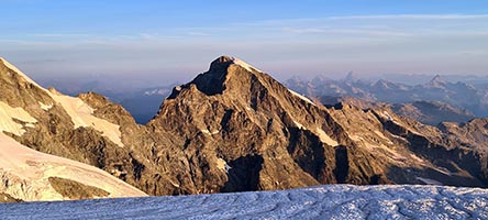 Alba sul Piz Morteratsch, 3751 m, sopra la Forcella Prievlusa