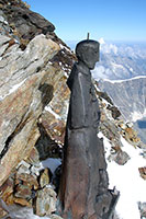 Statua poco sotto la vetta svizzera