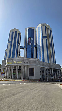 Новое здание в центре - Nuovo palazzo del centro di Dushanbe