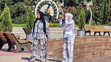 Туристки в парке Рудаки в Душанбе - Turiste al parco Rudaki a Dushanbe