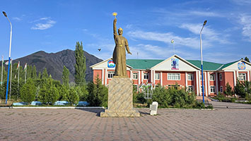 Статуя на городской площади - Statua sulla piazzetta del comune di Jirgital