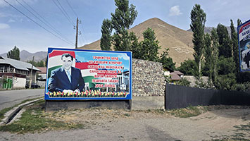 Плакат в Джиргитале (Ваҳдат) - Manifesto a Jirgital (Vahdat)