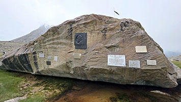 Памятные доски в базовом лагере - Targhe commemorative al campo base
