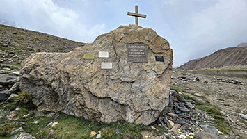 Памятные доски в базовом лагере - Targhe commemorative al campo base
