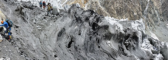 Вид на кулуар на леднике вскоре после Лагеря 1 - Panoramica del couloir sul ghiacciaio poco dopo il campo 1
