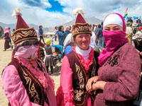 Signore in costume al festival di Murghab