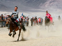 Corsa a cavallo al festival di Murghab