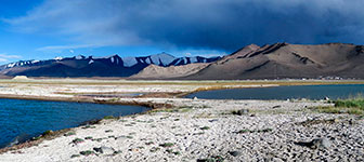 La sponda orientale del lago Karakul