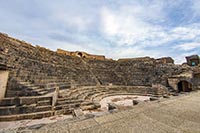 La scena del teatro romano di Dougga