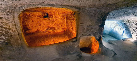 Vasca per la spremitura dlel'uva nella città sotterranea di Kaymakli