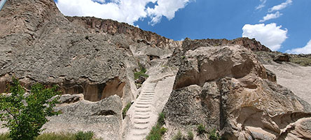 Scalinata consunta verso la chiesetta di Tokali nella valle di Soğanlı