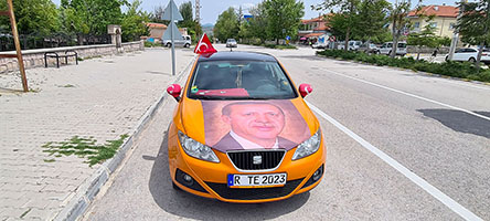 Auto per campagna elettorale a Ihlara