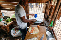 Preparazione di un 'rolex' al Bunyonyi