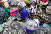 Venditrici di bianchetti a Kisoro