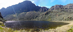 Il lago Bujuku, sullo sfondo il monte Baker