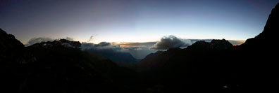 Alba a quota 4800 m, guardando a sud-est tra i monti Speke e Baker