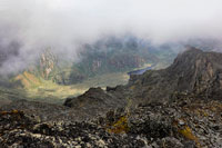 Il rif. Bujuko e l'omonimo lago dall'alto