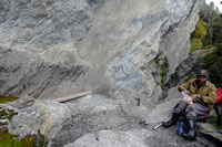 Lo strapiombo sotto cui trovò ricovero la spedizione del Duca degli Abruzzi