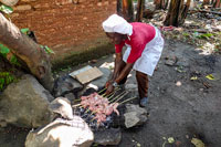 Spiedini di pollo alla brace (nyama choma) al termine della salita