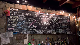 Bancone di taverna al Mercado del Puerto di Montevideo