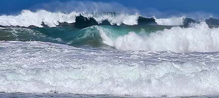 Onde s'infrangono sulla spiaggia di Hanakapi Ai sulla Na Pali coast di Kauai