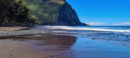 La spiaggia nera di Waipio a Big Island
