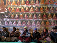 Fedeli in preghiera al gompa di Shey
