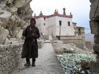 Pellegrino al gompa di Shey