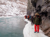 Gruppo sul bordo gelato dello Zanskar