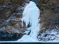 Cascata gelata sul fiume