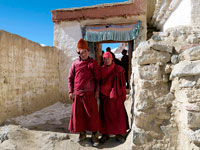 Lama all'ingresso del gompa di Lingshed