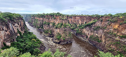 Il canyon formato dalle cascate Vittoria visto dal basso