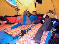 Interno tenda: Gerfried, Louis e Günther