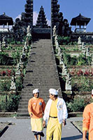 Pellegrini indù a Besakih