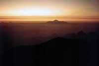 Alba sul Gunung Agung, sullo sfondo Lombok