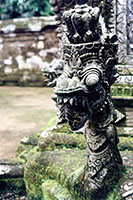 Una statua mostruosa