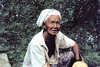 Una vecchia contadina balinese