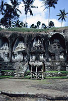 Nicchie buddiste scavate nella roccia