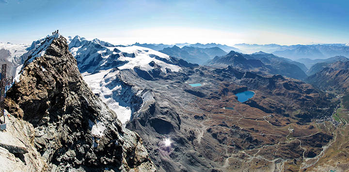 Il panorama su Valtournenche dalla vetta del Cervino