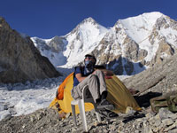 Adriano davanti alla sua tenda al c.b.