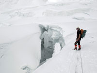 Adriano davanti a un enorme crepaccio