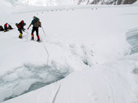 Attraversamento di un ponte di neve