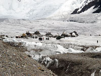 Elicottero in arrivo alla base