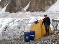 Giuseppe davanti alla sua tenda al c.b.