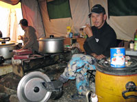 Waqar davanti al suo fornello