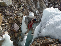 Portatore che scavalca un crepaccio