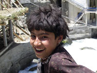 Bambina lungo la KKH