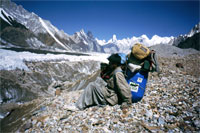 Portatore in sosta sul Baltoro superiore