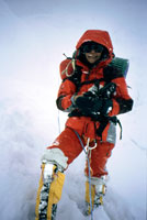 Annamaria in discesa nella tormenta