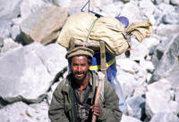 Portatore lungo il Baltoro